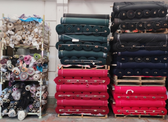 Grande stock di tessuti e accessori